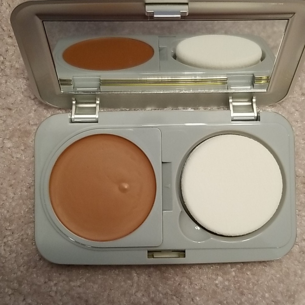 Foundation Compact by Mary Kay - Picture 4 of 4